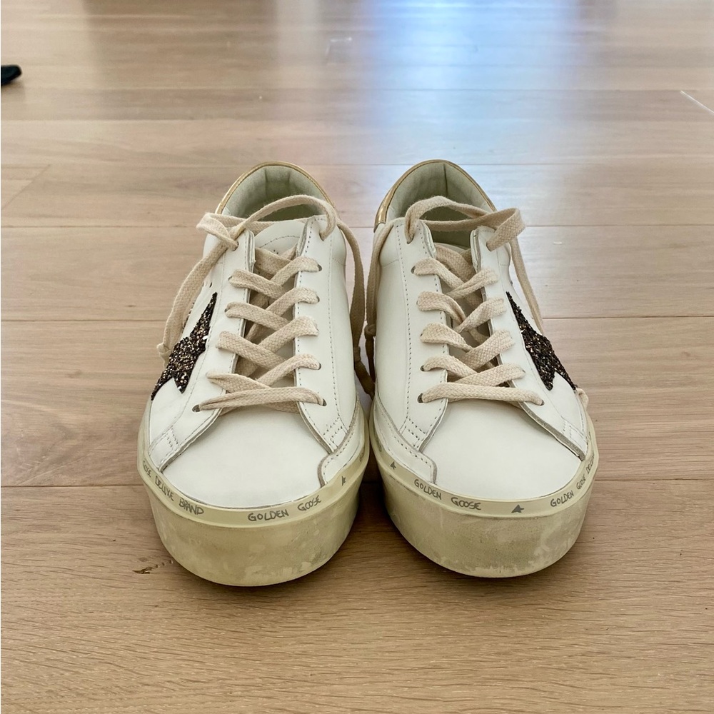 NEW IN BOX AUTHENTIC Golden Goose Ivory Sneakers with Black Star  SIZE 38